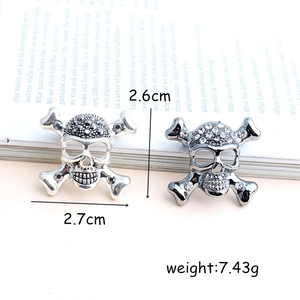 Broche tête de mort rétro avec strass et base en alliage en argent et gris métal