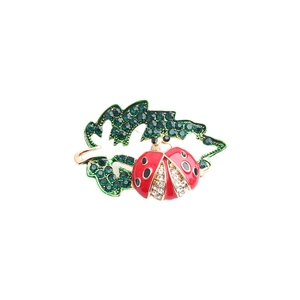 Exquisito broche de mariquita en hoja verde con diamantes de imitación y esmalte