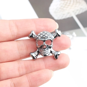 Broche Crâne Gothique Os Croisés en Alliage de Zinc Strass Punk Pin Vintage Squelette en Métal pour Halloween Fête Bijoux