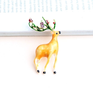 Cute Cartoon Elk Deer Enamel Brooch Pin For Women Alloy Animal Pin With Rhinestone Floral Detail Fashion Jewelry Gift Accessory