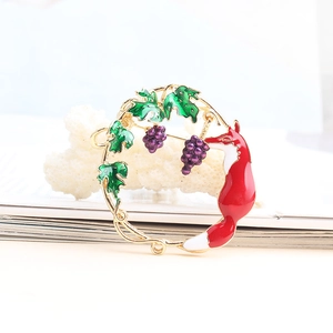 Vintage Round Fox Grape Wreath Brooch Zinc Alloy Enamel Drip Oil Pin For Women Daily Fashion Jewelry Badge Accessory