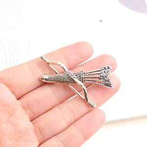 Détail de la broche arc vintage en argent avec cristaux noirs pour costume d'homme