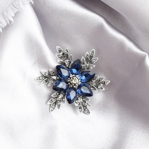 Vintage Silver Alloy Snowflake Brooch Pin For Women With Dark Blue Crystal Rhinestone Elegant Winter Fashion Accessory