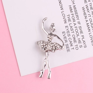 Vue détaillée d'une broche ballerine argentée avec strass sur une carte