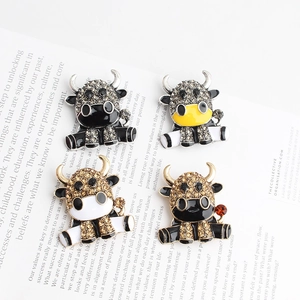 Chique koe-veiligheidsspeld broches met gekleurd emaille en sprankelende strass-steentjes