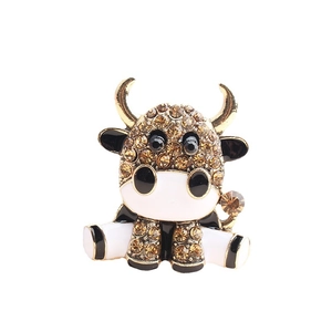 Schattige koe broche met champagne kristallen en glanzende emaille afwerking
