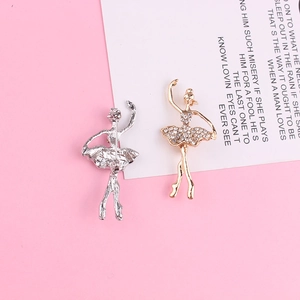 Broches ballerine en émail doré avec strass et argent poli sur fond rose doux