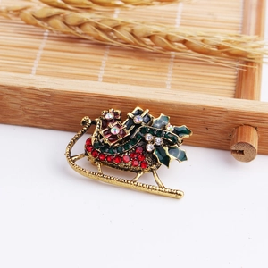 Spilla vintage a forma di slitta natalizia con strass colorati e smalto festivo dorato