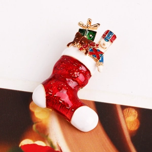Détail de la broche chaussette de Noël émaillée avec petit ours, cadeau et figurine de soldat