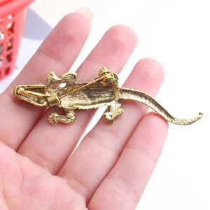 Broche en émail crocodile doré avec texture vintage et fermeture à épingle sécurisée