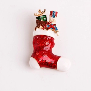 Vue détaillée d'une broche chaussette de Noël avec casse-noisette et renne festif