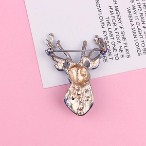 Vue arrière de la broche tête de cerf en émail avec épingle sur fond rose