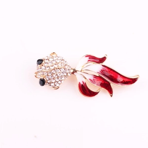 Detalle de broche de pez dorado con cristales brillantes y esmalte rojo degradado en aleación dorada