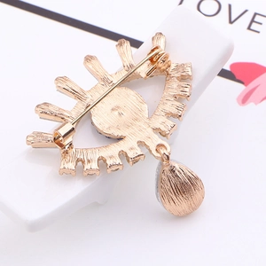 Vue arrière d'une broche en forme d'œil avec pendentif et fermoir de sécurité