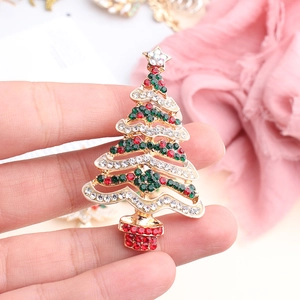 Goldene Weihnachtsbaum-Brosche mit bunten roten und grünen Strasssteinen für festliche Outfits