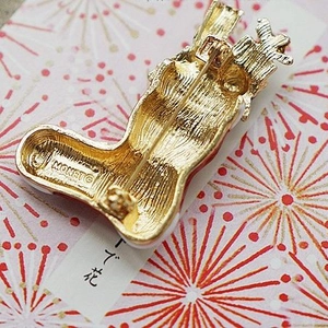 Vue arrière de la broche chaussette de Noël dorée avec poinçon Monet et texture brossée