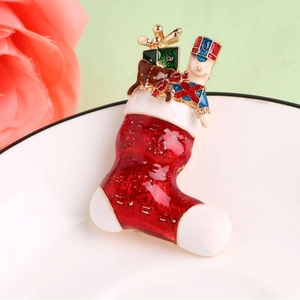 Broche chaussette de Noël exquise avec casse-noisette et boîte cadeau en émail rouge et blanc