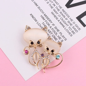 Exquise broche double chat dorée avec opales translucides et strass colorés