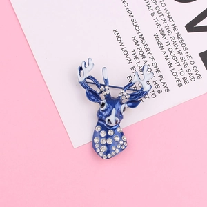 Broche tête de cerf en émail bleu avec strass blancs sur carte de présentation