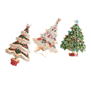 Drei kreative Weihnachtsbaum-Broschen mit bunten Strasssteinen und Emaille-Beschichtung