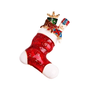 Broche chaussette de Noël avec casse-noisette et renne en émail coloré
