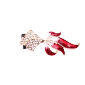 Broche de pez dorado brillante con cabeza de cristal y cola de esmalte rojo