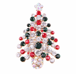 Detalle de broche de árbol de Navidad con brillantes de colores sobre base dorada