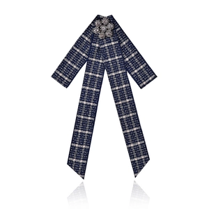 Broche nœud en tweed bleu marine avec fleur en strass et longs rubans à glands