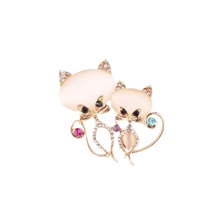 Broche chat scintillante avec opale blanche et strass colorés sur socle doré