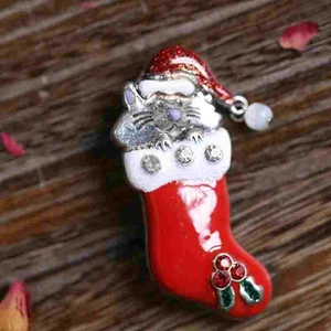 Christmas Cat In Stocking Brooch Alloy Drip Oil Enameled Pin Red Santa Hat Kitten Rhinestone Holly Leaf Brooch For Party Gift