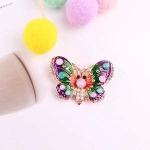 Squisita spilla a farfalla in smalto colorato con strass su base in metallo oro