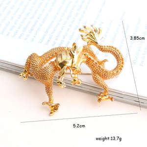 Exquise broche dragon plaquée or avec des textures d'écailles et griffes détaillées