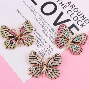 Détails de trois broches papillon avec strass colorés sur une base en alliage doré