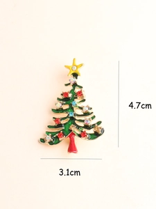 Détail de la broche sapin de Noël en émail avec dimensions de 4,7 cm par 3,1 cm