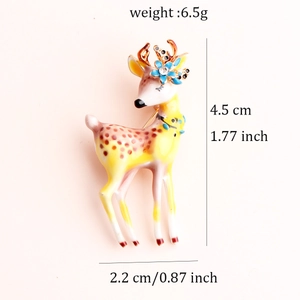 Detailaufnahme der Sika-Hirsch Emaille-Brosche mit Abmessungen 4,5cm mal 2,2cm