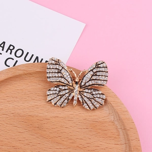 Détails de la broche papillon dorée avec cristaux étincelants et émail noir fin
