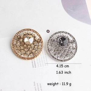 Broche ronde baroque française sertie de cristaux et grand joyau en or et argent