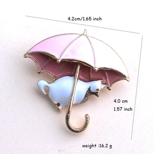 Dettaglio della spilla a gatto con ombrello con dimensioni 4,2cm e peso 16,2g