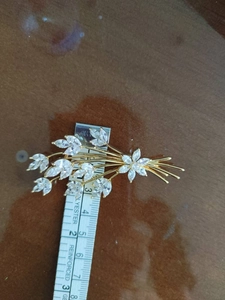 Detailed close-up of a golden wheat brooch next to a measuring tape showing 6.5cm length