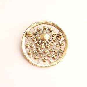 Broche ronde ajourée de style baroque doré avec un motif radial complexe et fermoir de sûreté