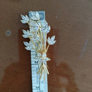 Elegant gold crystal wheat brooch for women, measuring 7.5cm in length on a dark background