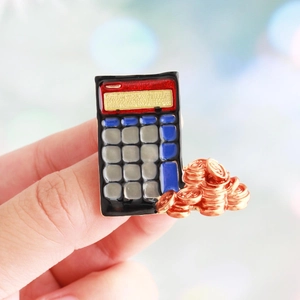 Creative Calculator And Coins Enamel Brooch Pin Alloy Accountant Finance Gift Jewelry For Suits Bags Women Men