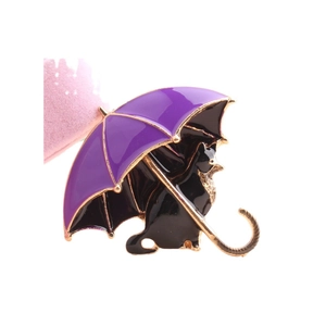 Simpatica spilla gatto nero con ombrello viola con placcatura oro e smalto colorato
