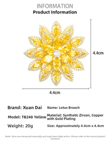 Dettaglio della spilla a girasole in zircone giallo e rame placcato oro con misure