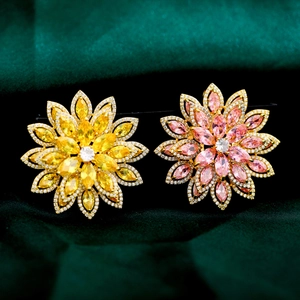 Dettaglio di orecchini a fiore di lusso con zirconi gialli e rosa con taglio marquise