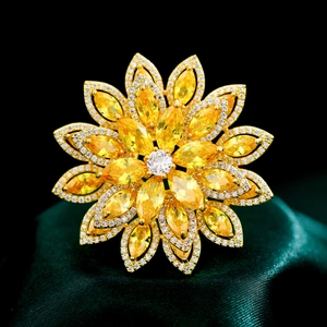 Lussuosa Spilla a Forma di Fiore di Loto in Zircone con Micro Pave per Donna in Rame Placcato Oro Spilla Floreale per Cappotto