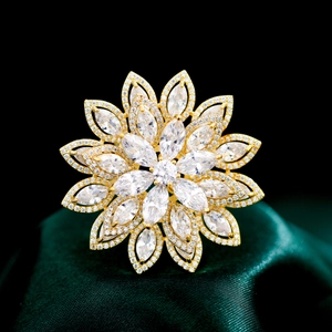 Lussuosa spilla a fiore di loto con zirconi scintillanti per cappotti e abiti in oro