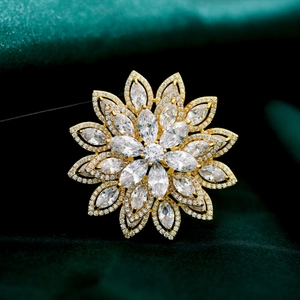 Squisita spilla a fiore di loto con zirconi marquise e cristalli micro-pave su velluto
