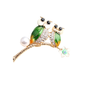 Exquisite Eulen-Brosche mit Kristallen und grünem Emaille auf goldenem Zweig mit Perle