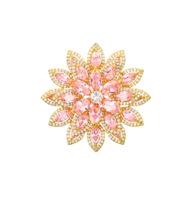 Dettaglio macro di spilla loto con pietre marquise rosa e zirconi micro-pavé